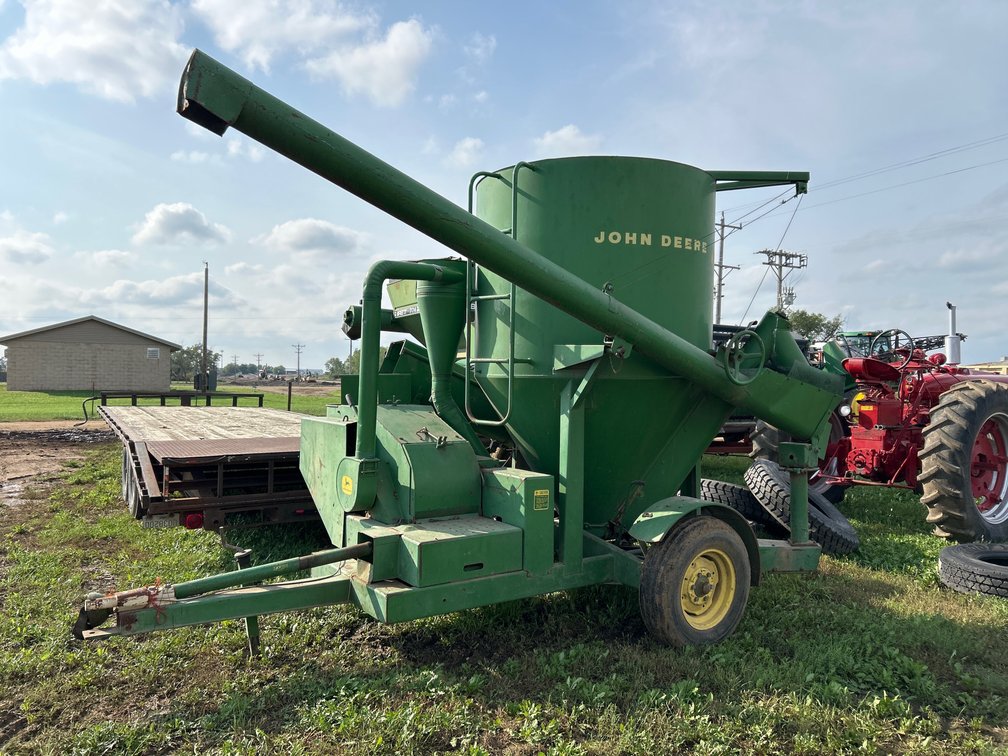 John Deere 400 grinder mixer