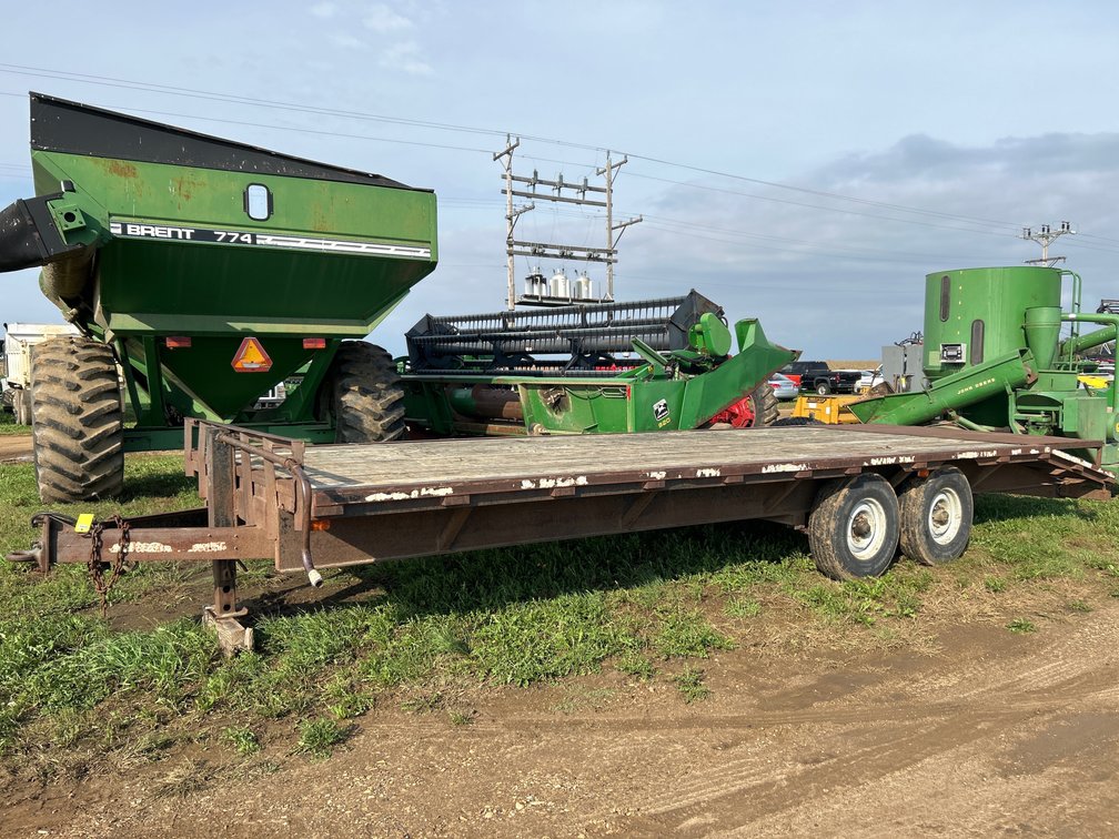 1995 HWMC Dove tail tandem axle trailer