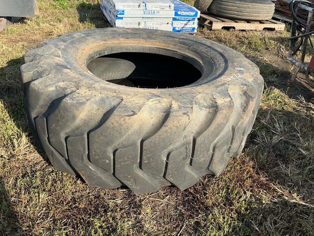 (1) 17.5x25 payloader tire