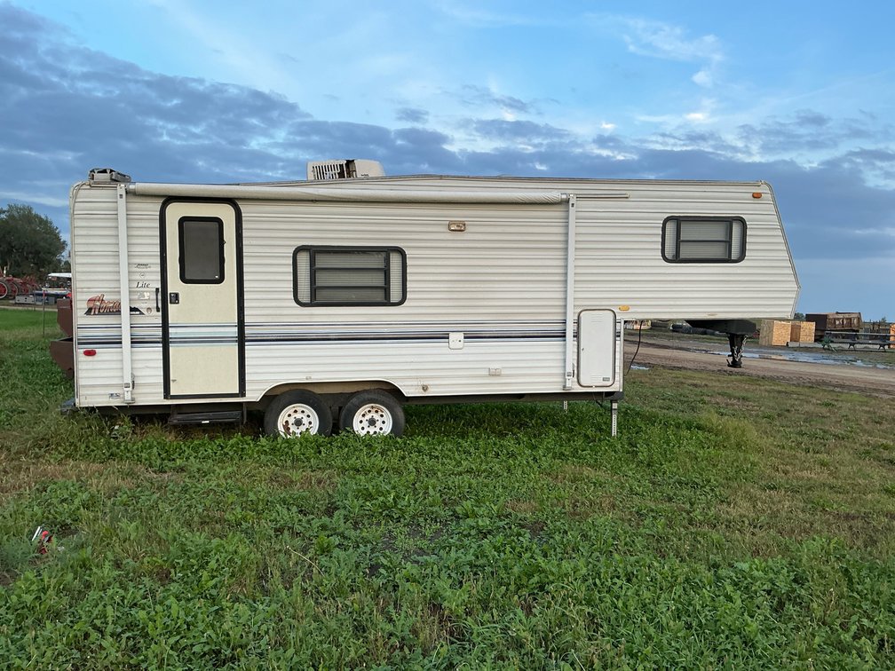 1999 Arlington 245L 5th wheel camper