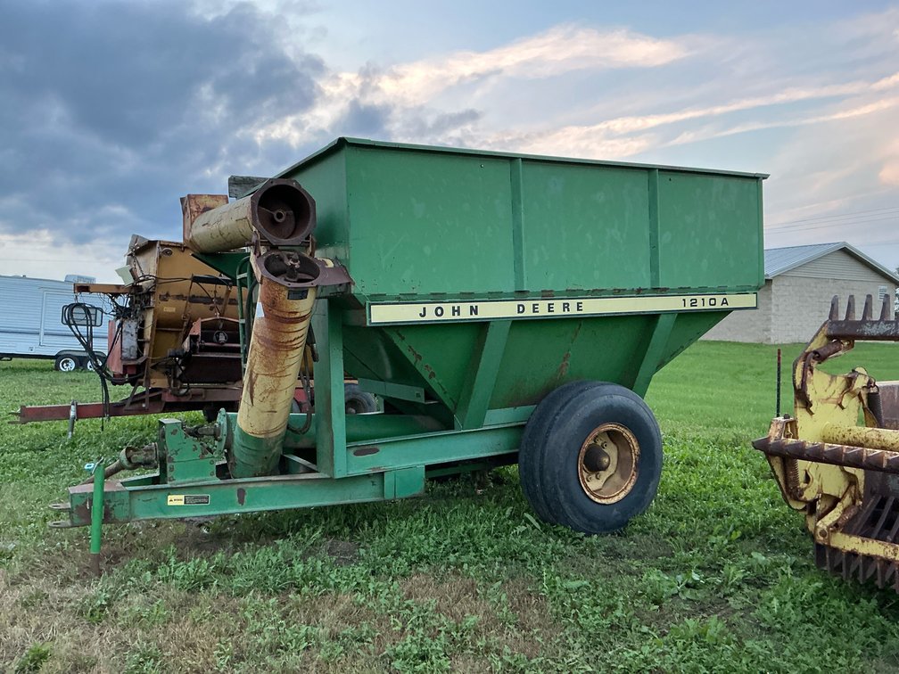 John Deere 1210A grain cart