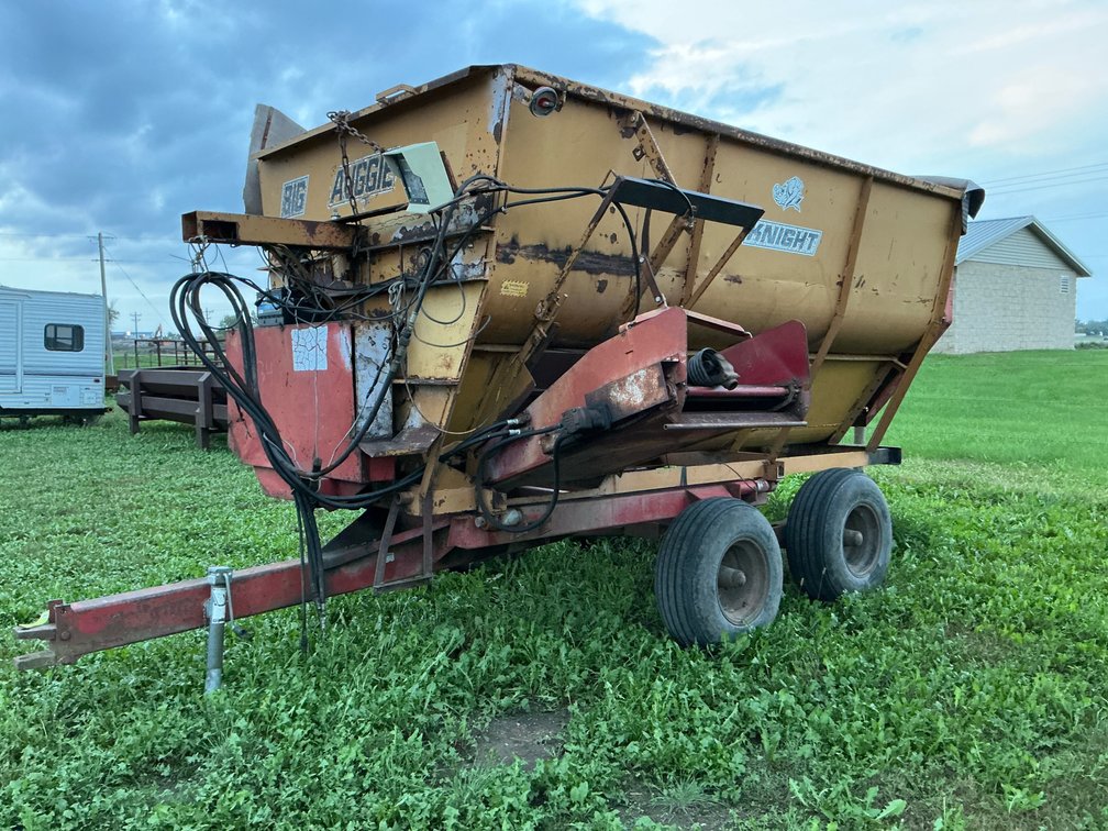 Knight feeder wagon