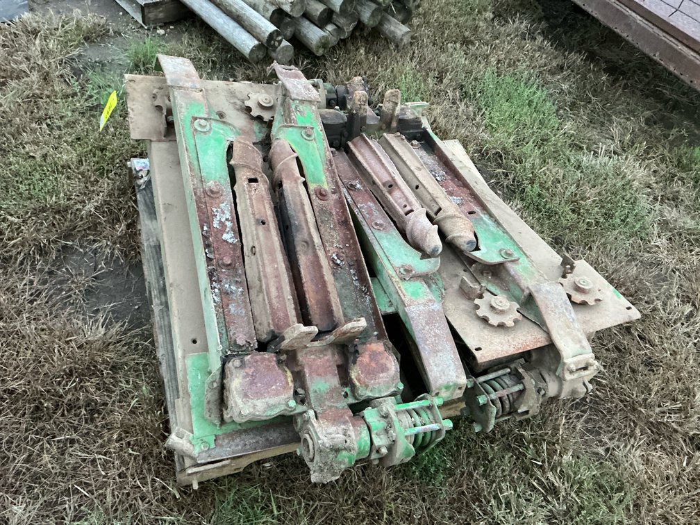 (4) John Deere row units round shaft