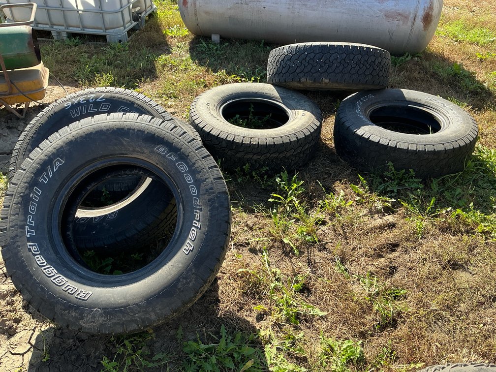 (6) tires=(3) 265/75R16 and (3) 3x10.50R15