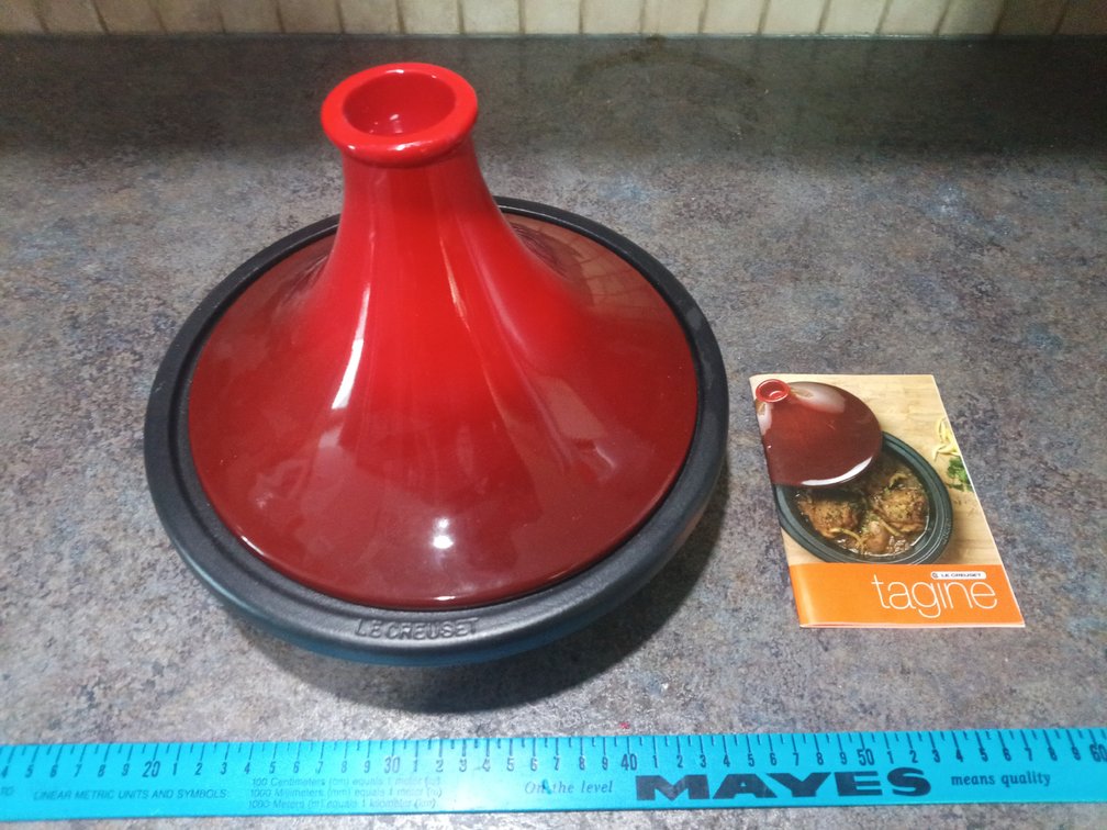 Le Creuset 11 inch Tagine 27 with Manual Book