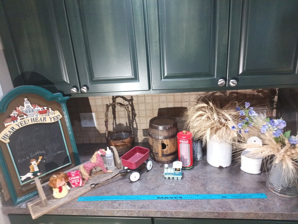 Vintage Farmhouse Décor, Collectibles, Toys & Floral Arrangements Lot