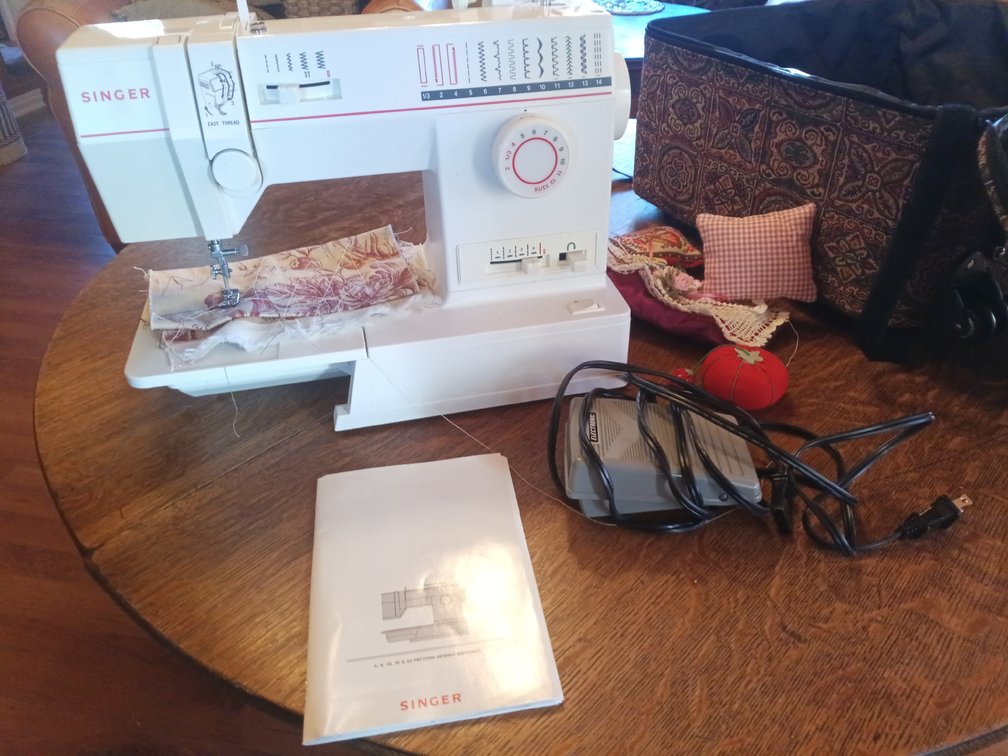 Singer Sewing Machine with Travel Bag & Accessories