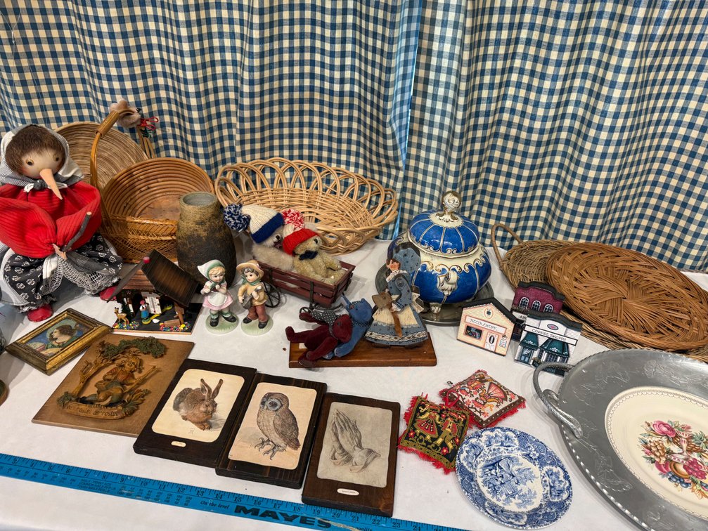 Vintage & Antique Collectibles, Figurines, Wicker Baskets & Decorative Tableware Lot