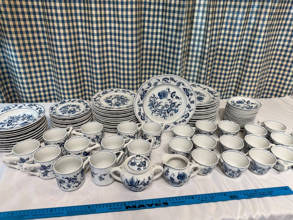 Large 94-Piece Blue Danube Blue Onion Porcelain Dinnerware Collection –  Japan