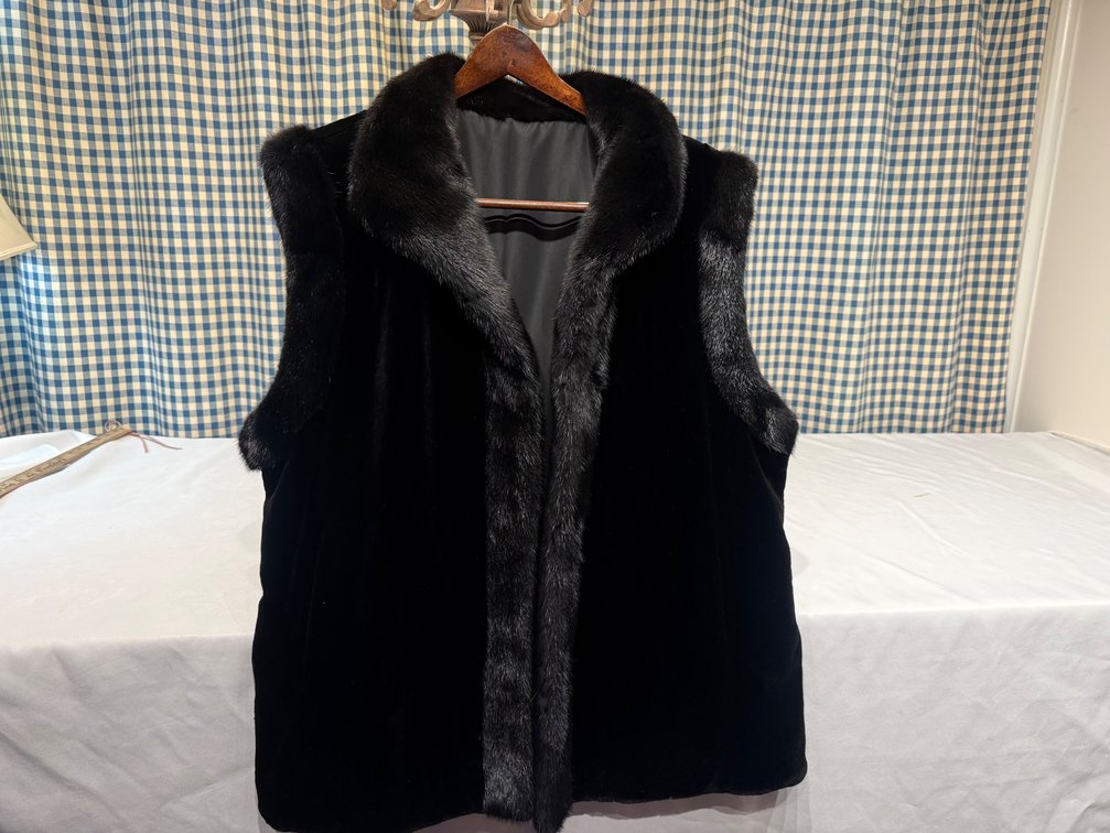 Women’s Black Mink Fur Vest – XL/2XL – 32” Length
