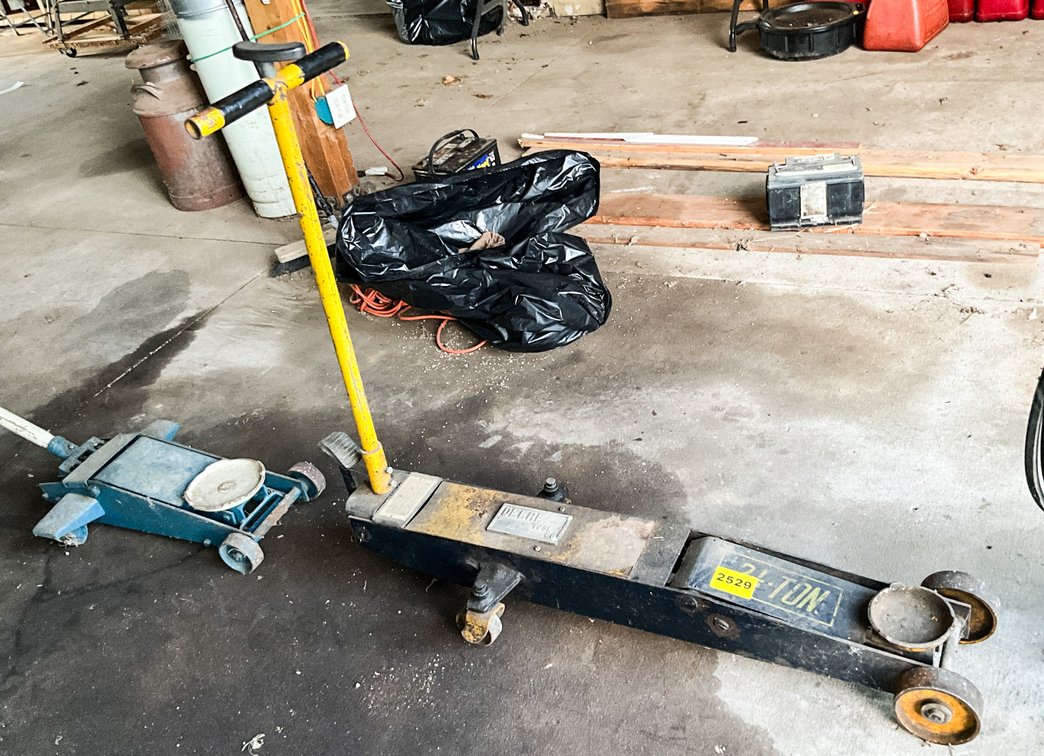 Deere Tool 2.5 Ton Hydraulic Floor Jack
