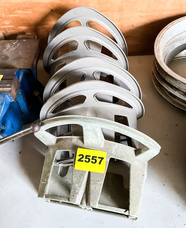5 Plastic Hose Holders