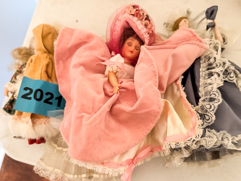 8 Small Dolls 