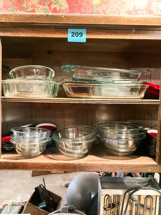 Asst. Bowls & Plates (4 Cabinets)