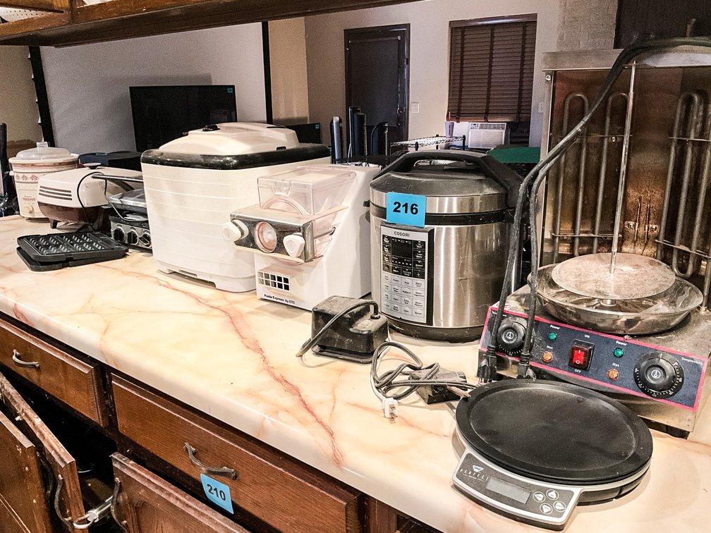 Various Kitchen Appliances : Pressure Cooker, Vertical Rottisserie Pasta Express,..