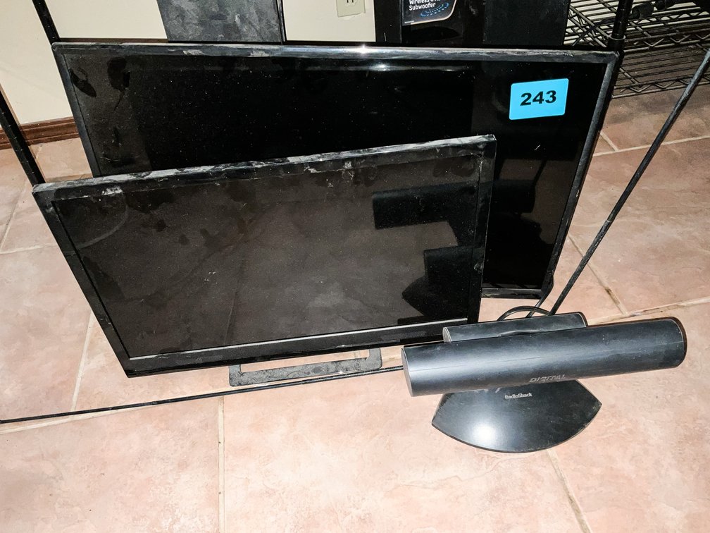 2 Visio Flat Screen TVs & 1 Radio Slack Digital Antenna