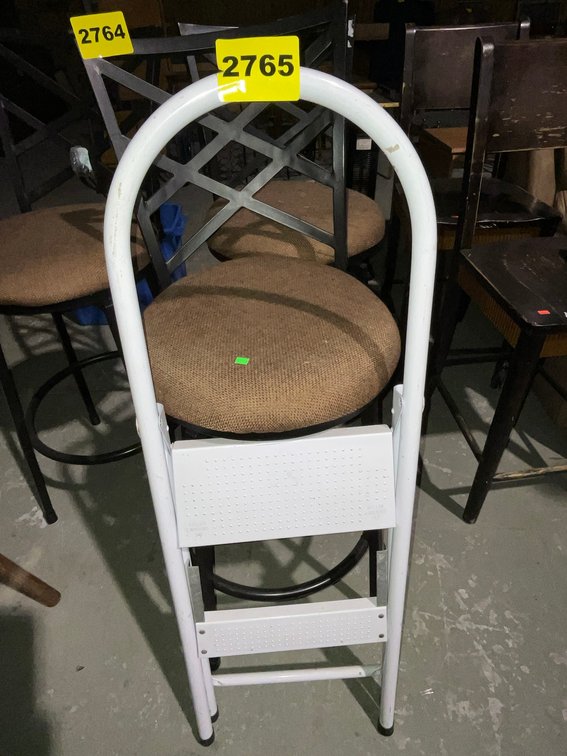 1 White Step Ladder