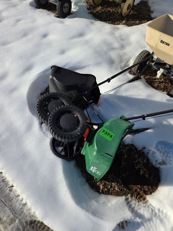 2 Scotts Turf Builder Spreader