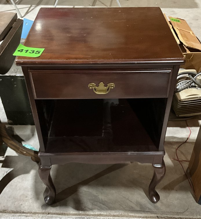 Queen Anne Style One Drawer Nightstand