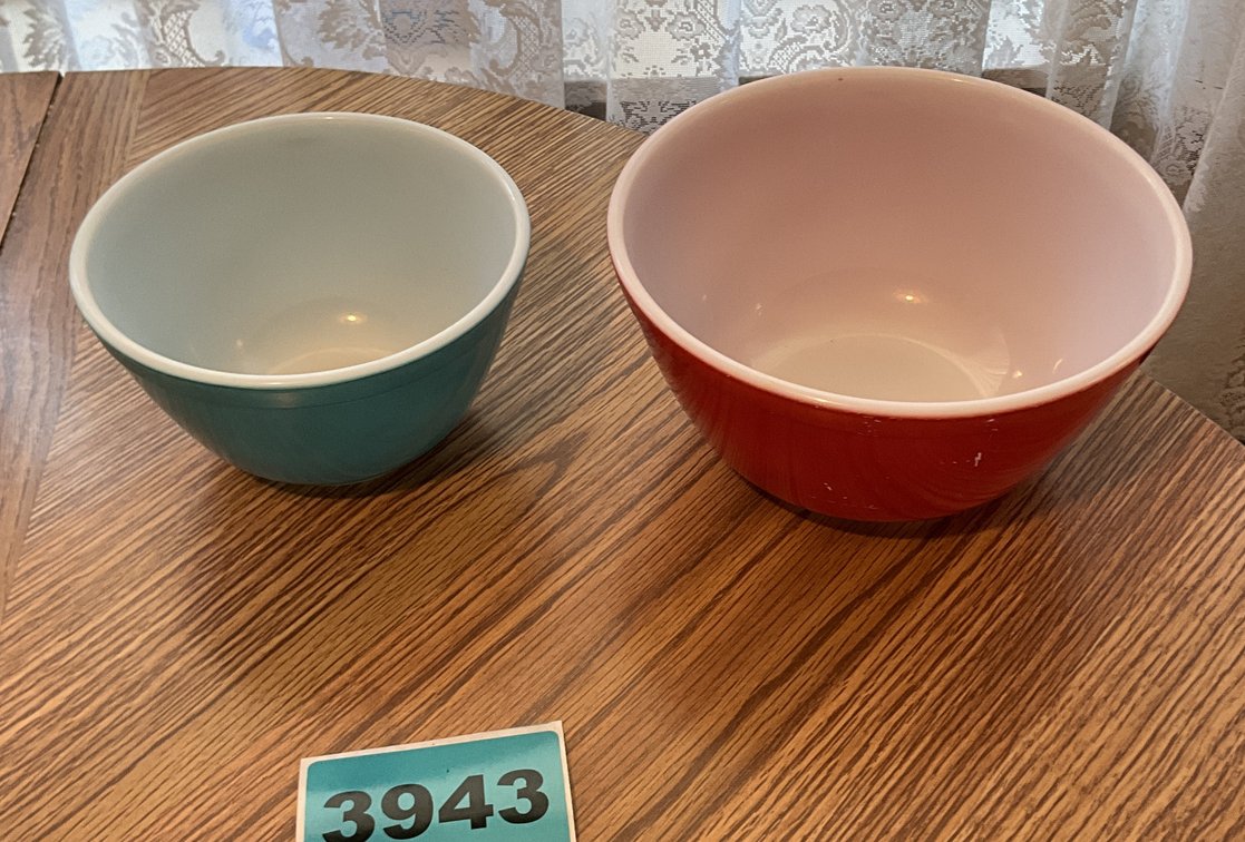 2 Pyrex Bowls 1-7", 1-5.5"
