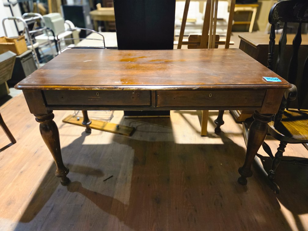 Traditional Style Writing Desk