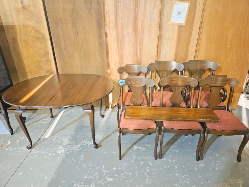 Vintage Georgian-Style Mahogany Drop Leaf Table With 6 Chairs