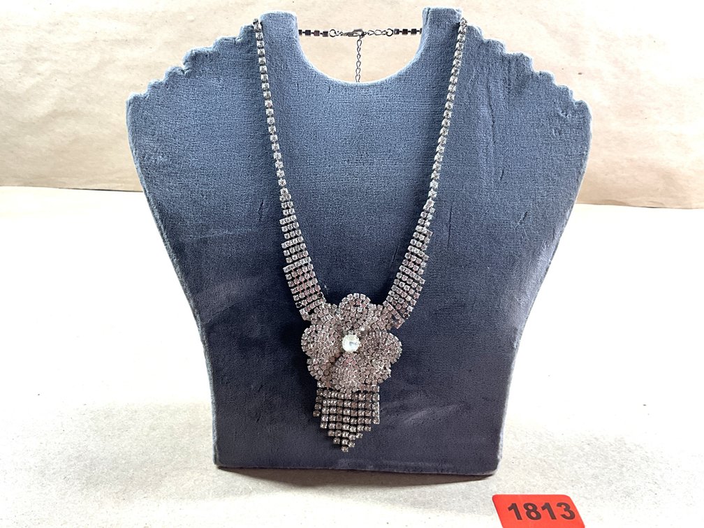 Vintage-Style Rhinestone Flower Necklace