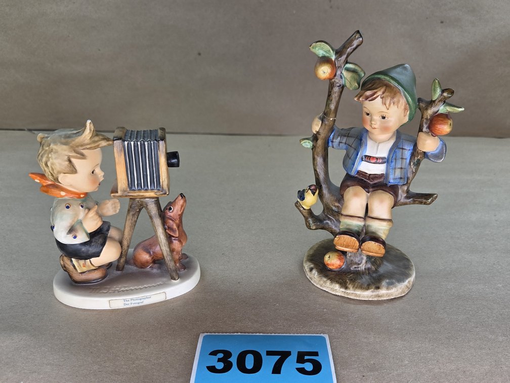 Goebel Hummels "The Photgrapher & Apple Tree Boy"