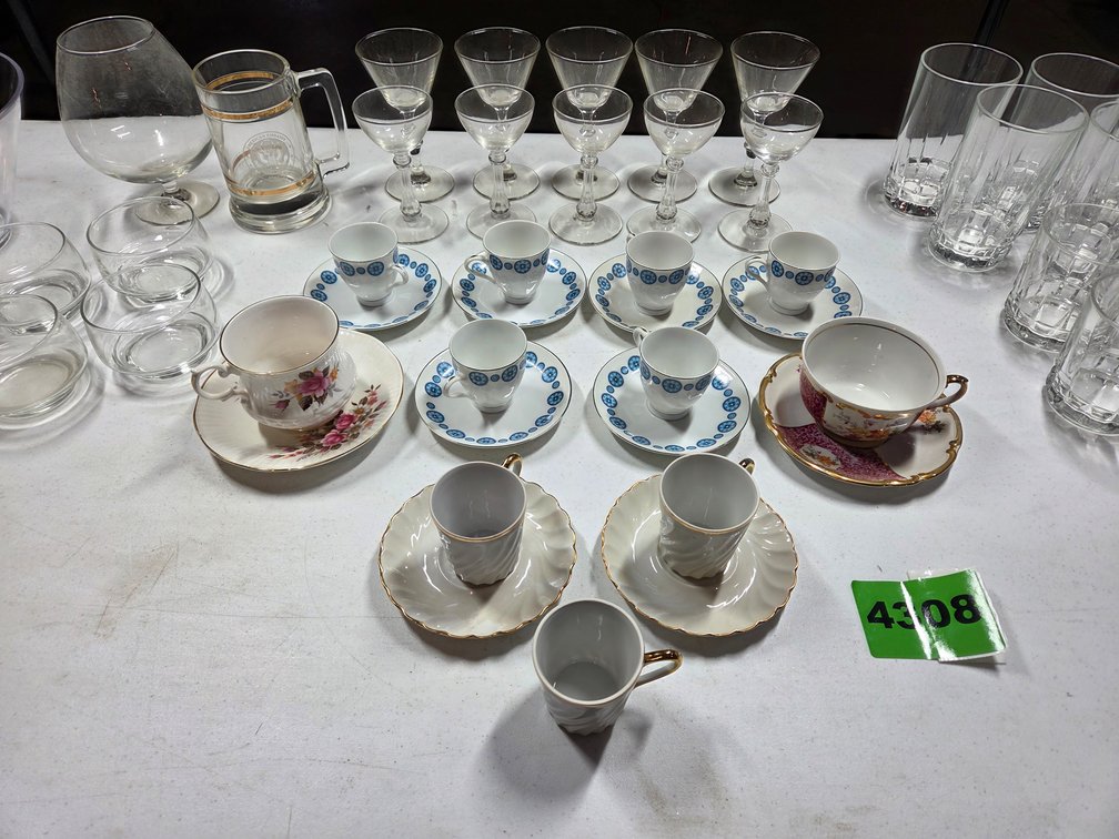 Tea Cups & Other Assorted Glassware
