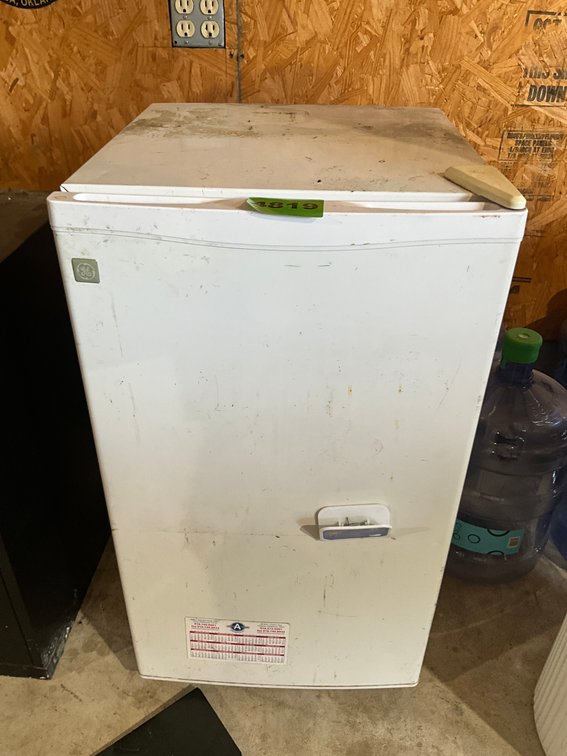 G.E. Ice Box 18" X 19" X 32"