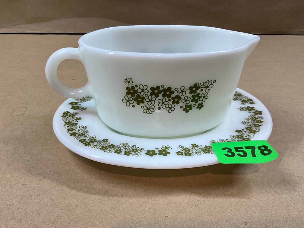 1 Pyrex Spring Blossom Crazy Daisy Gravy Boat
