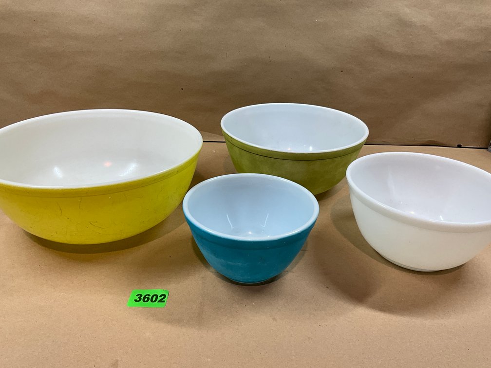 Set Of Four Pyrex Primary Color Nesting Mixing Bowls