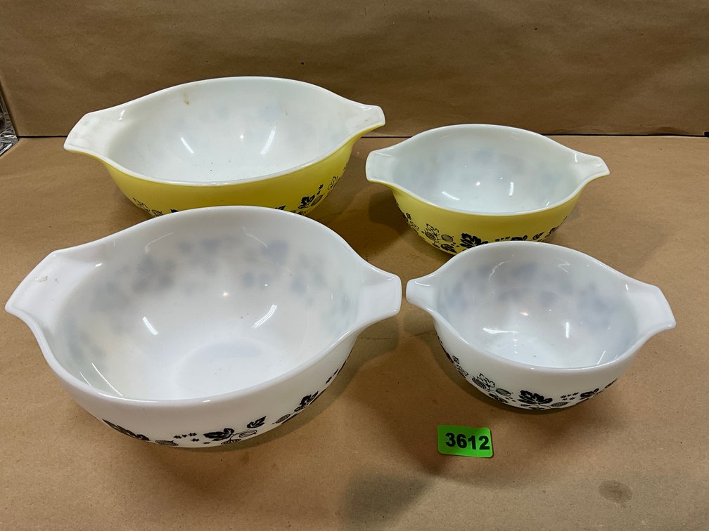 Set Of Four Pyrex Gooseberry Mixing Bowls