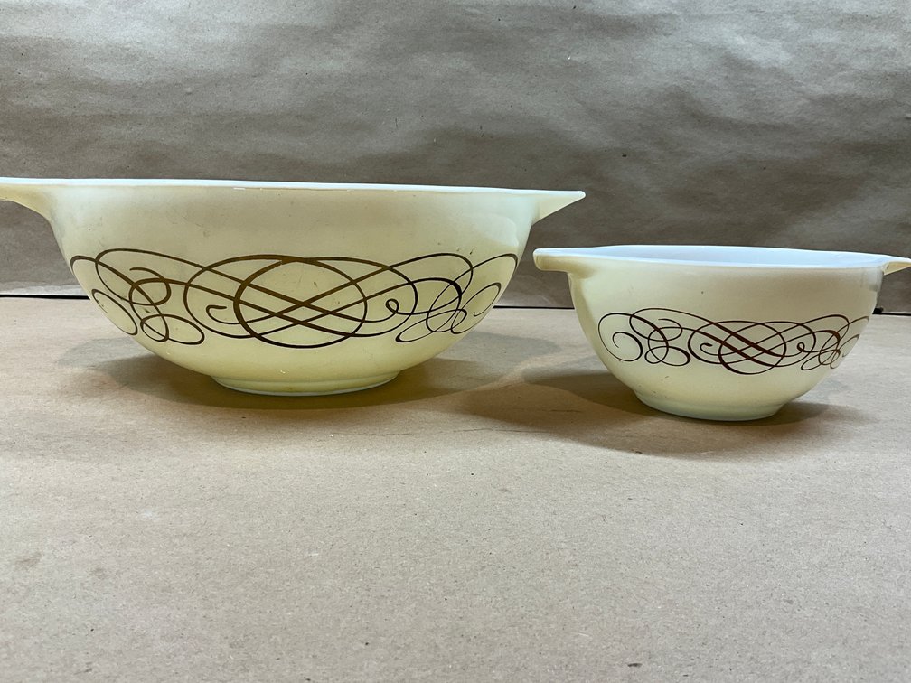 1 Pyrex Golden Scroll Cinderella Bowl