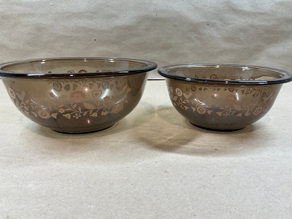 Set Of 2 Pyrex Amber Glass Friendship Pattern Mixing Bowls