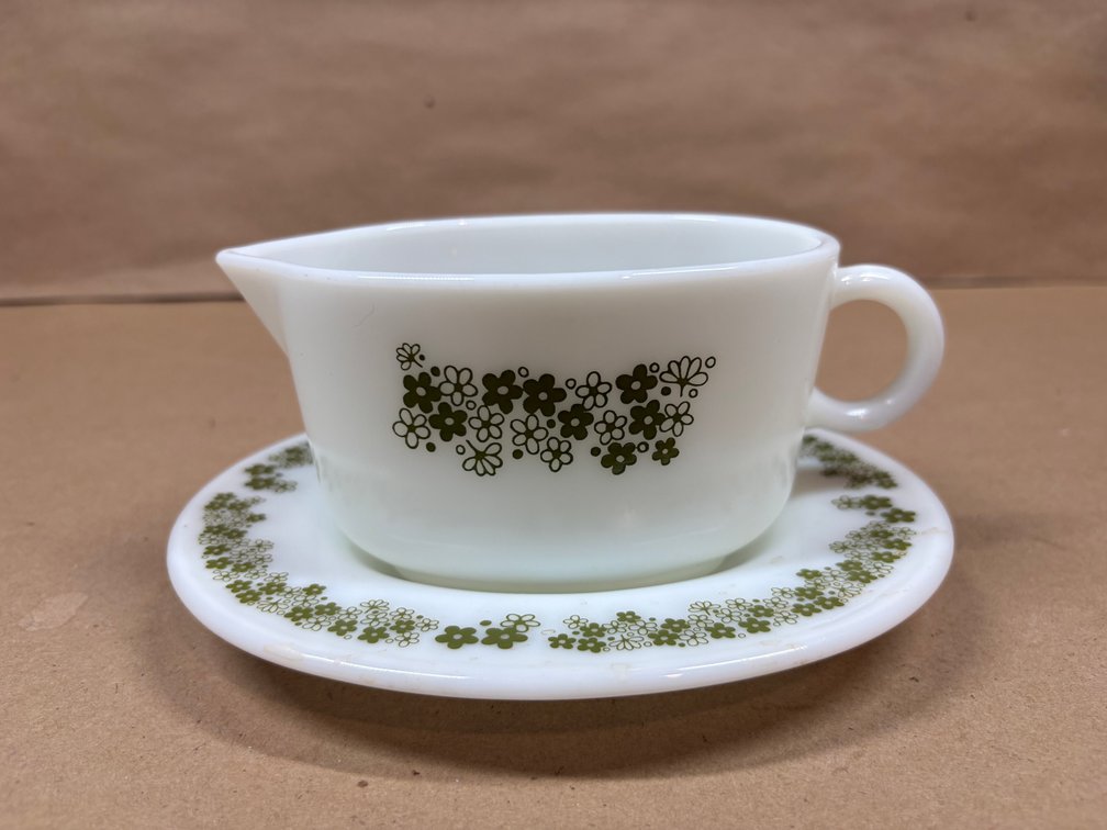 1 Pyrex Spring Blossom Crazy Daisy Gravy Boat