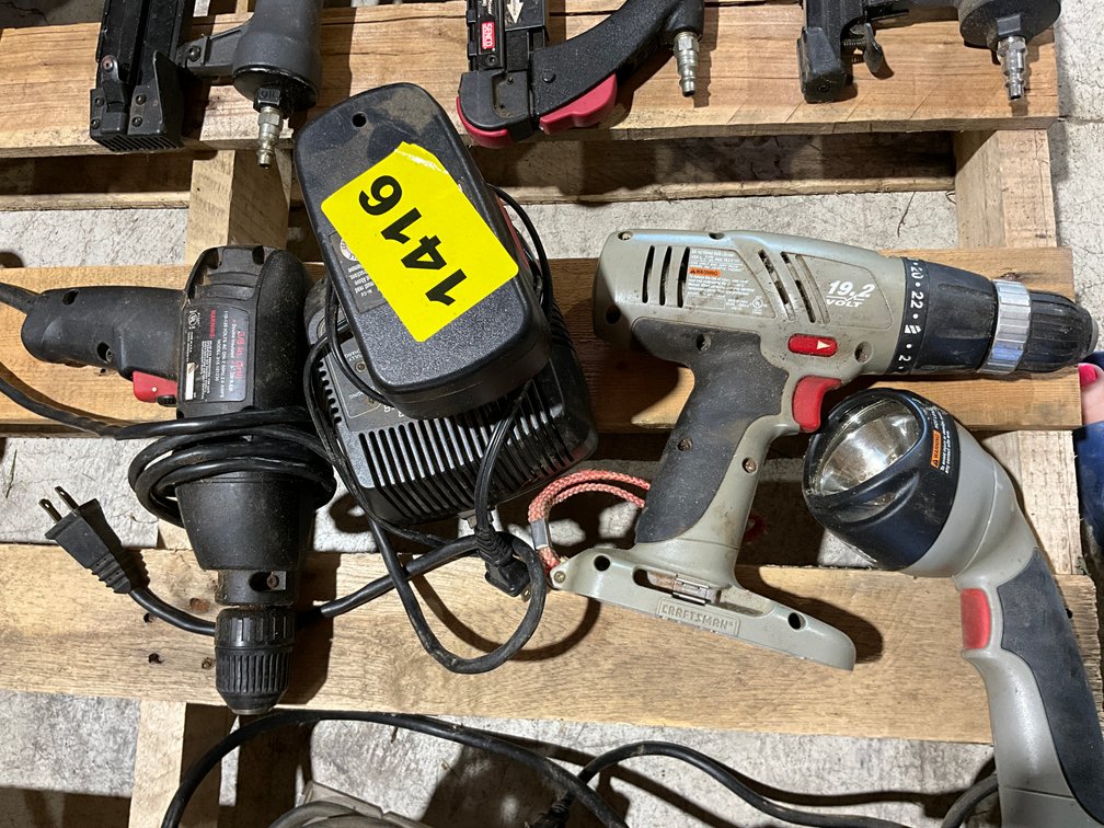 19.2 Black & Decker Drill & Light w/ Charger