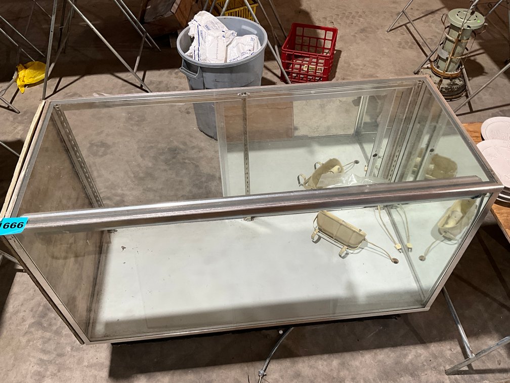 20"x48"x38.5" Lighted Display Case