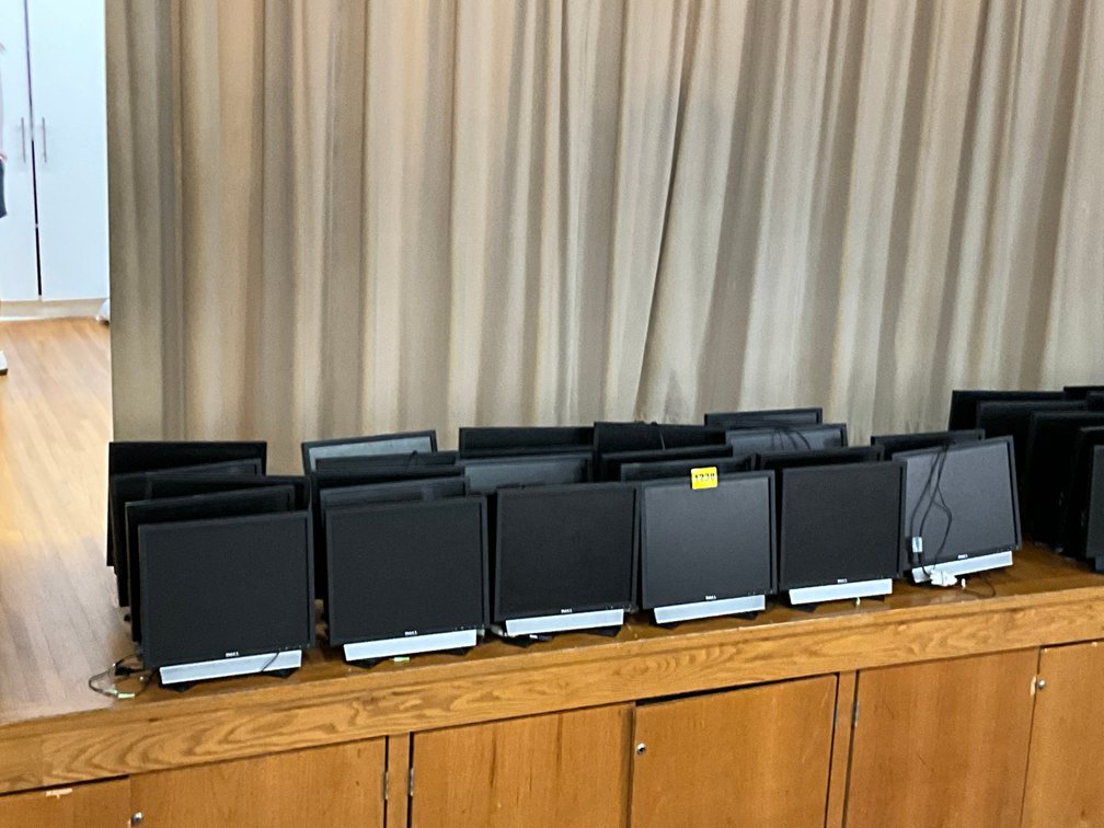 27 Dell Monitors w/ Speakers