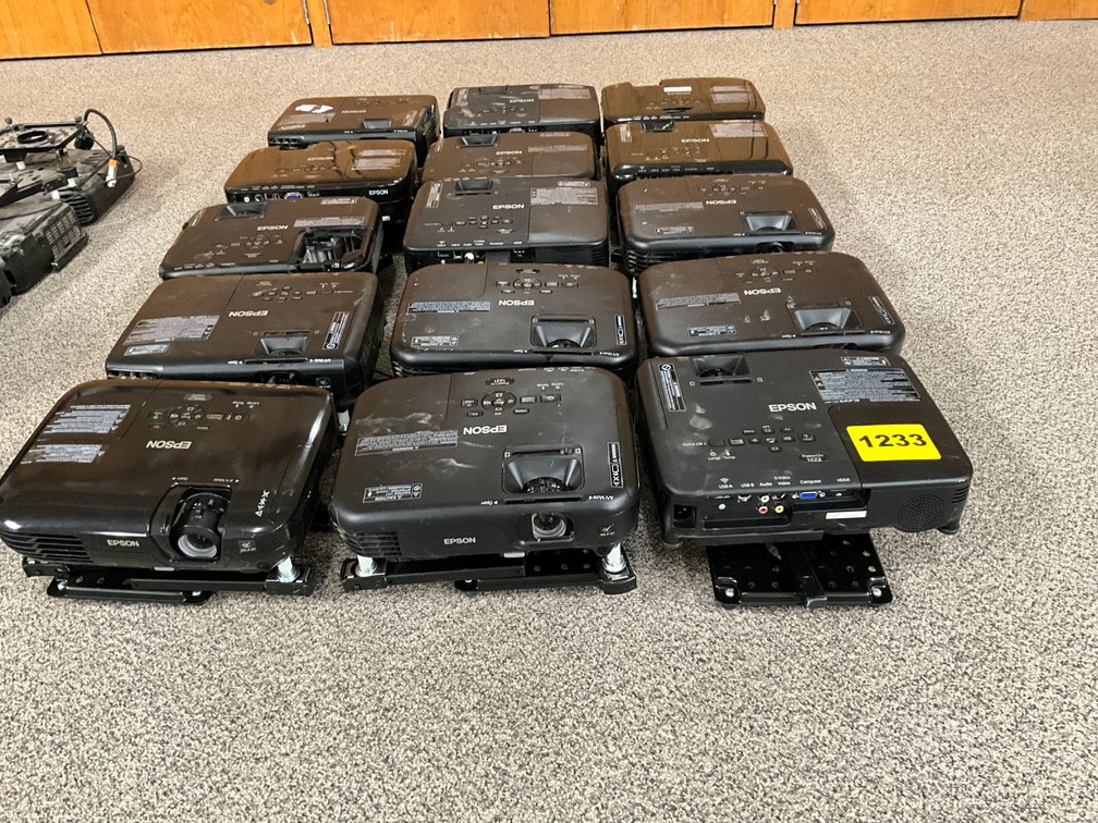 15 Epson Powerlite 1221 Projectors