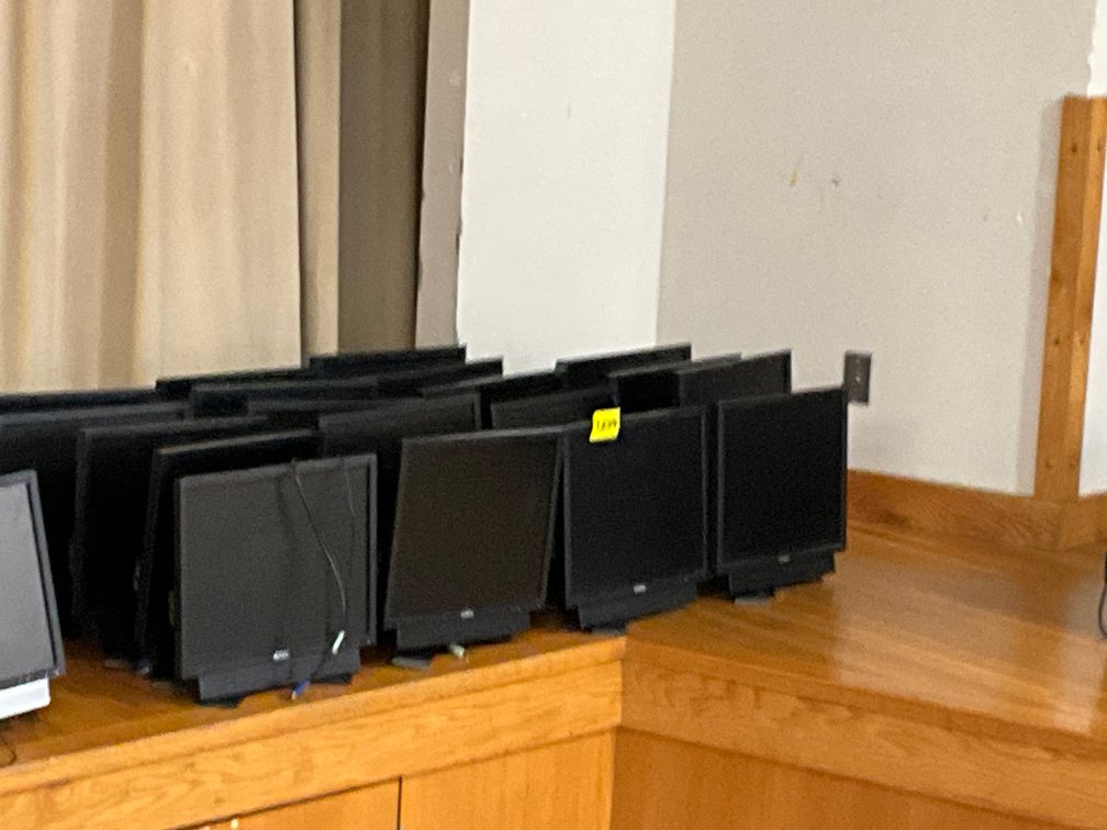 20 Dell Monitors w/ Speakers
