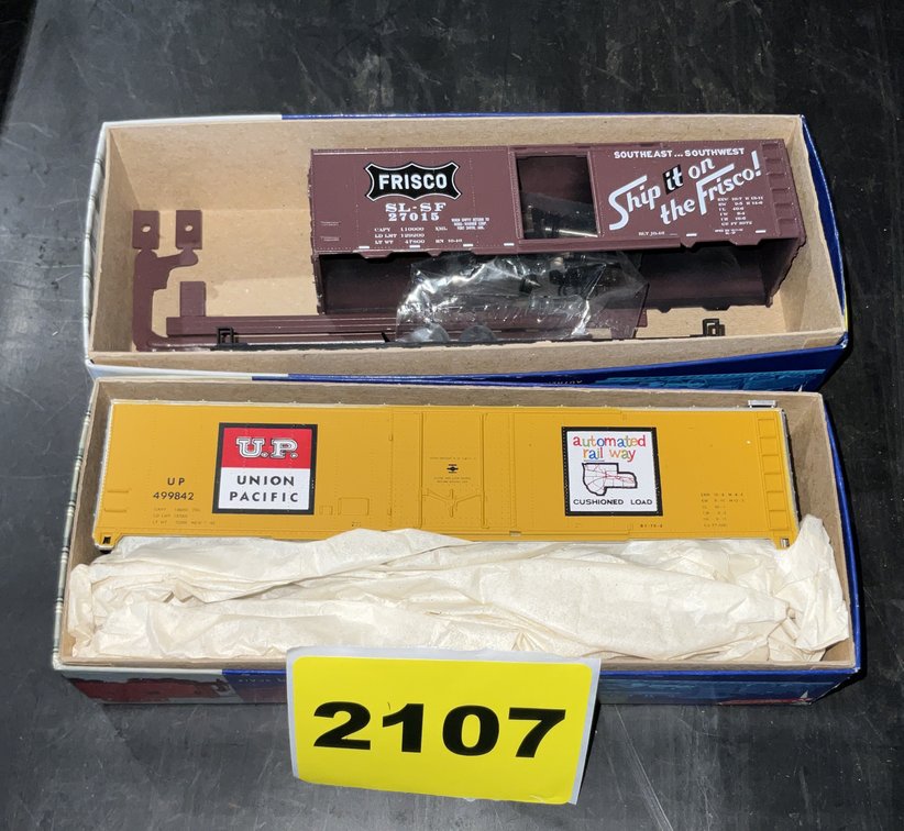 2 Round House Box Cars #1269 #1074 Ho