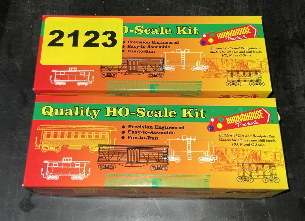 2 Round House #525 Box Cars