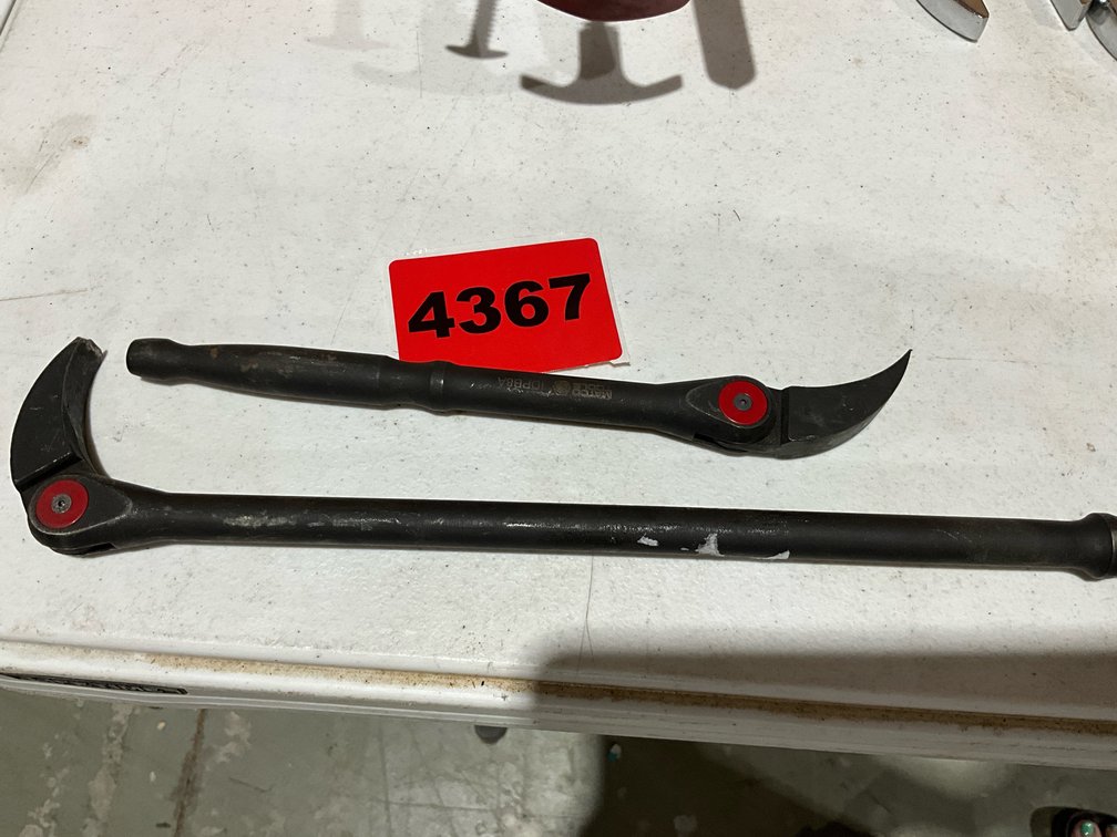 Gear Wrench Pry Bars Featuring Multi-Position Head Rotating Up To 180 Degrees