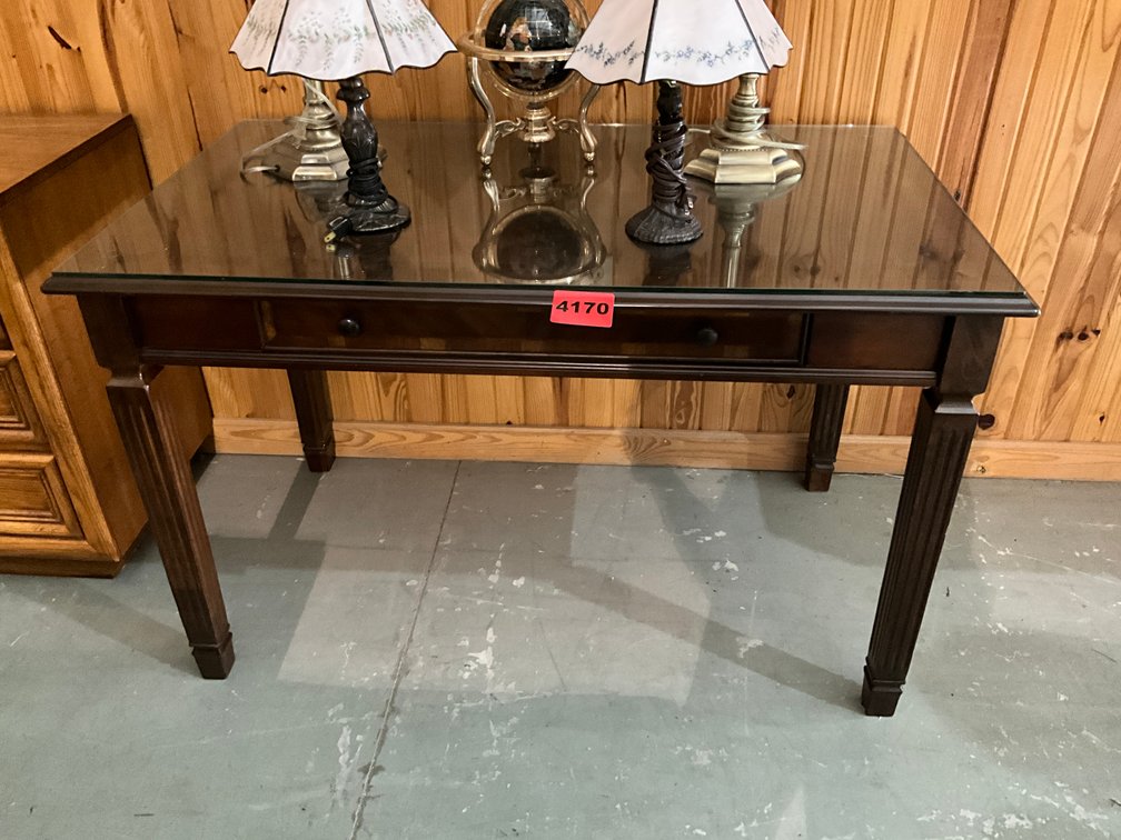 Side Table, 4 Lamps, & A Globe
