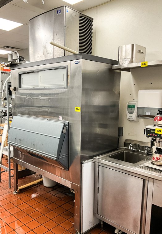 Manitawoc Ice Maker On Foslet 