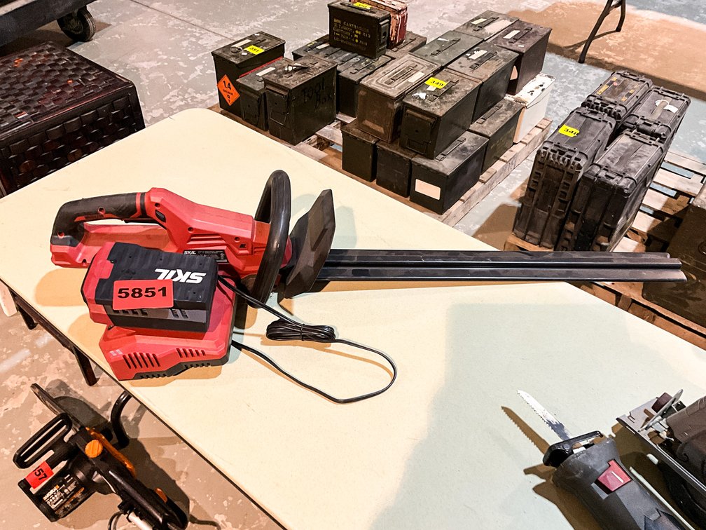 Skil Hedge Trimmer & Battery W/ Charger 