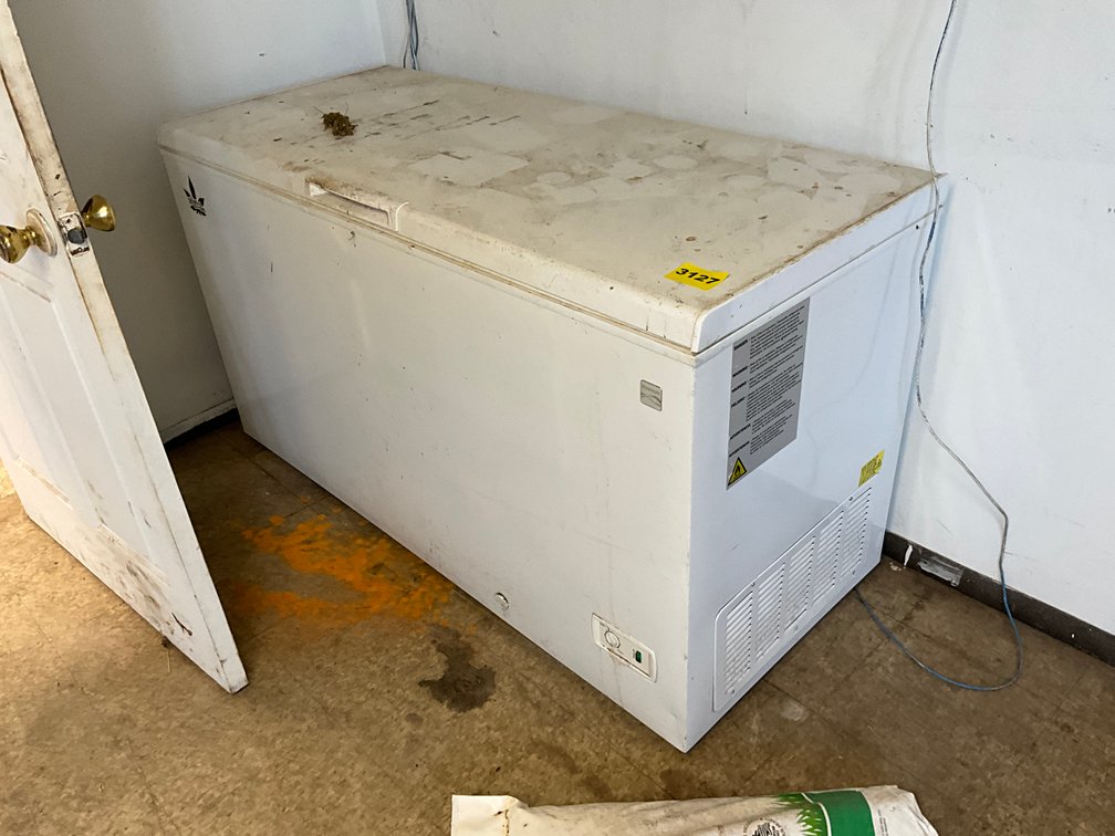 Kenmoore Chest Freezer 26"X60" Cold 