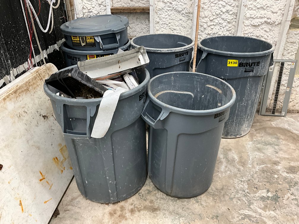 6 Brute Rubber Maid Trash Cans 