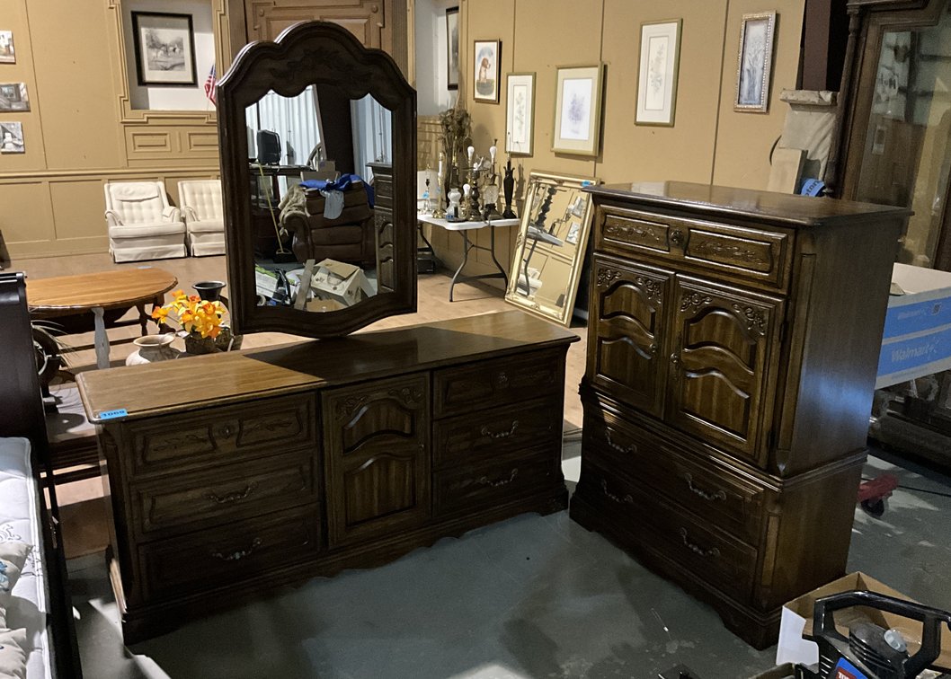 Vintage Dresser With Mirror & Chest of Drawers